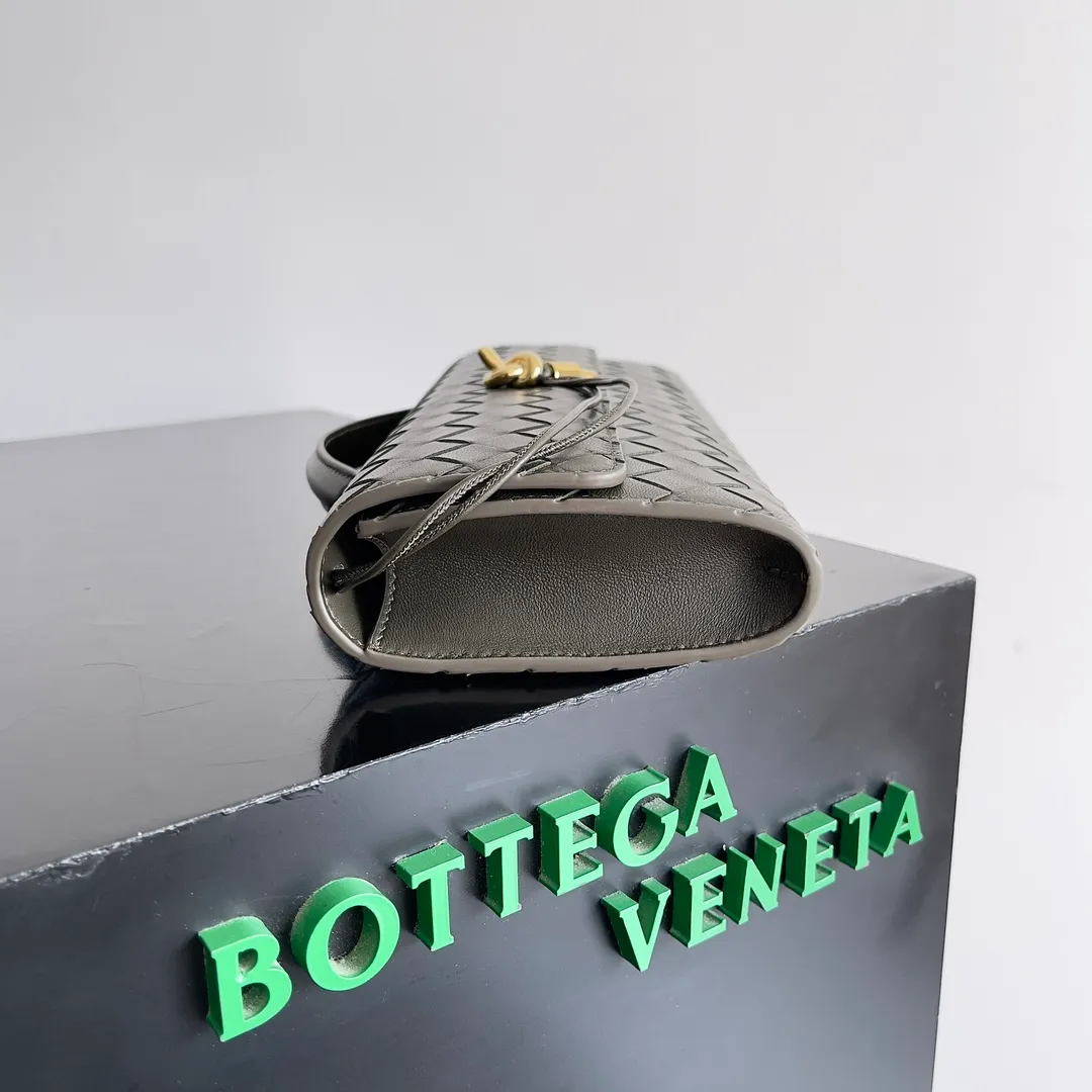 The batch of 1360 BV Andiamo evening handbags has been heavily planted again~ The designer aesthetics in the era of economic downturn are back. I fall in love with it at first sight and can't put it down. It's so beautiful and full of aura. The shape and texture are very competitive. It's light in weight and has sufficient capacity. It's a must-have for fashionistas. It's suitable for many occasions, minimalist, high-end and light luxury. Model No.: 741511 Size: 31*13*3cm